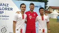 Legenda Bayern Munchen, Martin Demichelis, berfoto bersama dua bintang Persija Jakarta, Sandi Sute dan Rezaldi Hehanussa, di sela-sela seleksi Allianz Explorer Camp 2019 yang digelar di Stadion PSPT, Tebet, Jakarta Selatan, Minggu (23/6/2019). (Bola.net/Fitri Apriani)