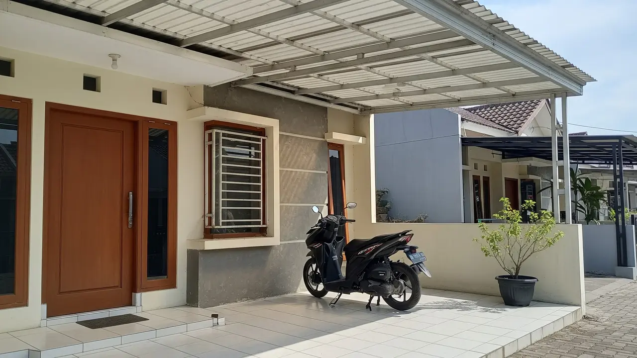 Desain Teras Tanpa Atap vs Kanopi untuk Parkir Motor/ Ilustrasi AI