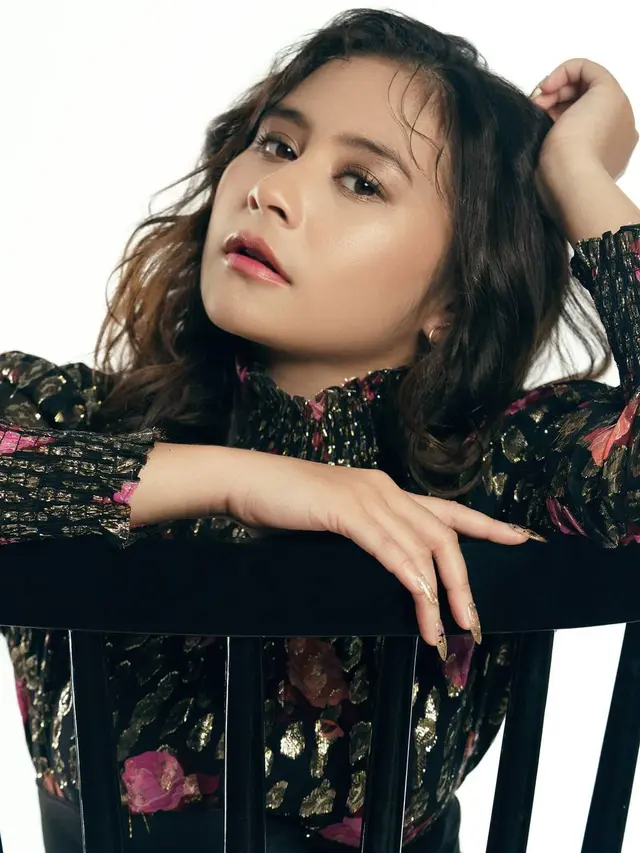Gaya Pemotretan Prilly Latuconsina Bertajuk Timeless, Tampil Dengan Rambut Kriting. (Sumber: Instagram/winstongomez)