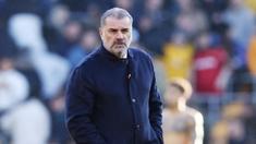 Ekspresi pelatih Tottenham Hotspur, Ange Postecoglou, setelah anak asuhnya ditaklukkan Wolverhampton Wanderers pada matchday ke-12 Liga Inggris 2023-2024 di Stadion Molineux, Sabtu (11/11/2023). Spurs tumbang 1-2 dari Wolves. (AFP/Darren Staples)