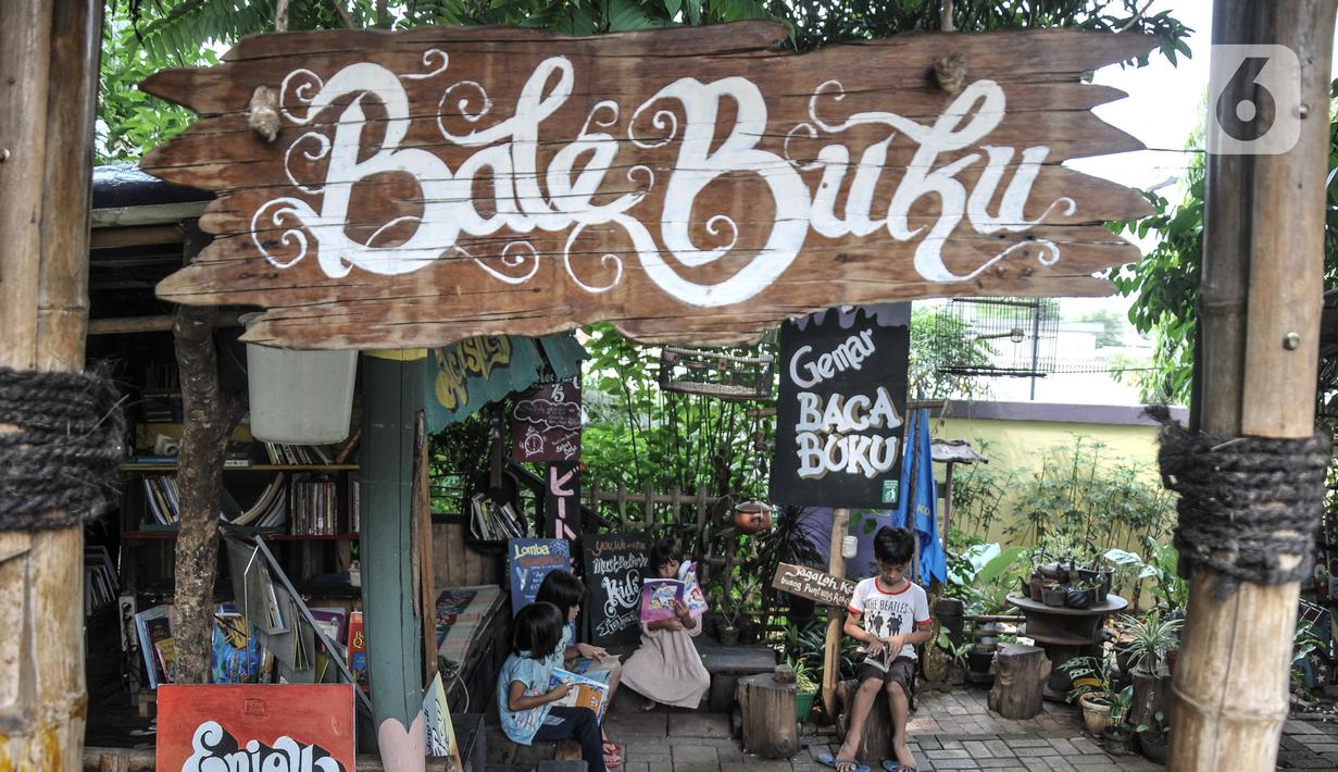 Anak-anak saat membaca buku di perpustakaan Bale Buku Meleduk (Membaca Literasi Dukuh) 75 di Jalan Dukuh V, Kelurahan Dukuh, Kecamatan Kramat Jati, Jakarta Timur, Rabu (24/8/2022). Tujuan bale buku ini dibuat adalah meningkatkan minat baca khususnya bagi anak-anak sejak dini seiring pesatnya penggunaan produk teknologi seperti smartphone. (merdeka.com/Iqbal S. Nugroho)