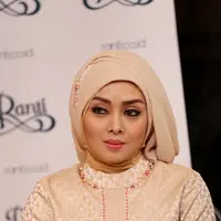 Keanggunan Terry Putri semakin terlihat dalam balutan busana hijab warna krem (Wimbarsana/Bintang.com)
