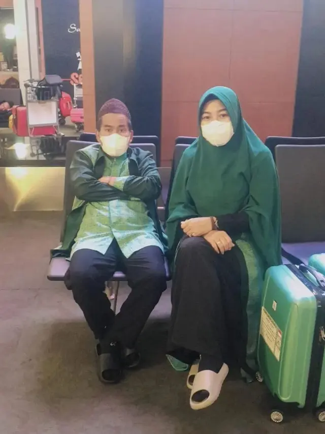 Hadiah dari Raffi Ahmad, Ini 6 Potret Bopak Castello dan Istri Jalani Umrah
