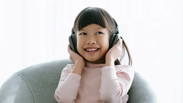 Anak mendengarkan musik