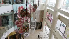 Pernak-pernik bernuansa Imlek menghiasi Senayan City, Jakarta, Jumat (5/2/2016). Senayan City menyambut perayaan Tahun Baru Cina (Imlek) dengan tema Lunar New Year "Oriental Red". (Liputan6.com/Herman Zakharia)