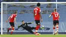 Pemain Southampton James Ward-Prowse mencetak gol dari titik penalti ke gawang Manchester City pada pertandingan Liga Inggris di Etihad Stadium, Manchester, Inggris, Rabu (10/3/2021). Manchester City menang 5-2. (Clive Brunskill/Pool via AP)