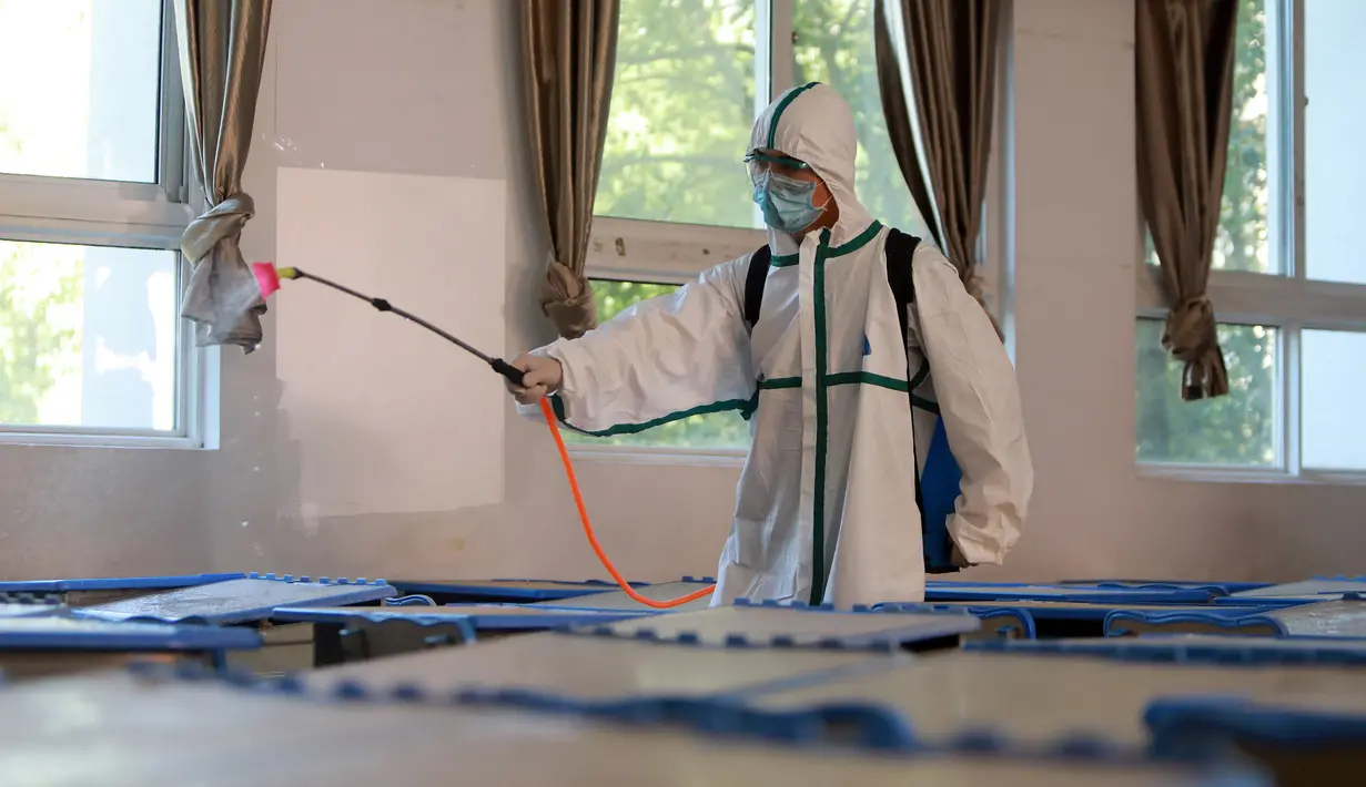 Seorang petugas pemadam kebakaran mendisinfeksi ruang kelas di Sekolah Asrama No. 3 Wuhan di Distrik Hanyang, Kota Wuhan, Provinsi Hubei, China, 3 Agustus 2020. Upaya disinfeksi dilakukan di sekolah itu untuk mempersiapkan dimulainya kembali kegiatan belajar mengajar di kelas. (Xinhua/Wang Fang)