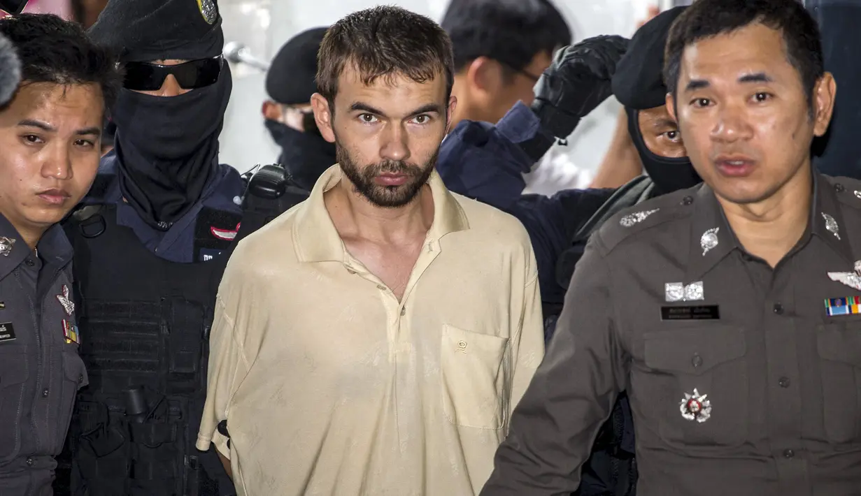 Petugas menggiring tersangka yang masih terlihat tegang usai diadili Pengadilan Bangkok, Sabtu (5/9/2015). Tim forensik gagal menemukan kaitan pemboman Bangkok dengan dua pelaku serangan mematikan di Kuil Erawan, Thailand. (REUTERS/Athit Perawongmetha)