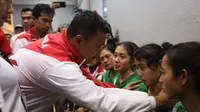 Menpora Imam Nahrawi tampak memberikan semangat kepada Timnas sepak takraw putri Indonesia yang walk out saat berhadapan dengan Malaysia, Minggu (20/8/2017). (Kemenpora)