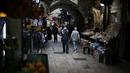 Orang-orang yang mengenakan masker terlihat di luar Kota Tua Yerusalem di tengah pandemi COVID-19 (25/11/2020). (Xinhua/Muammar Awad)
