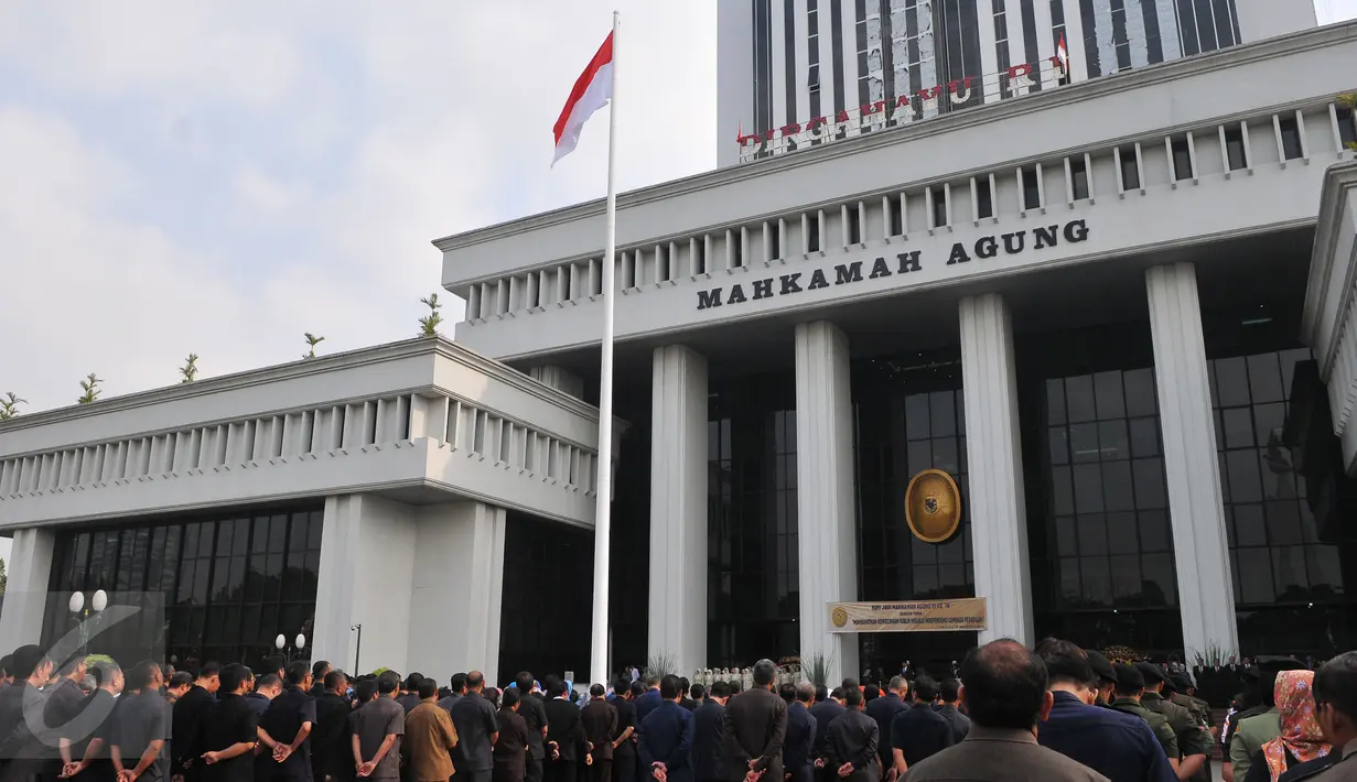 Para Pimpinan, Hakim Agung, Pejabat eselon dan pegawai mengikuti upacara peringatan HUT Mahkamah Agung ke-70 bertema ‘Meningkatkan Kepercayaan Publik Melalui Independensi Lembaga Peradilan’ di Jakarta, Rabu (19/8/2015). (Liputan6.com/Herman Zakharia)