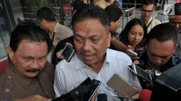 Gubernur Sulawesi Utara Olly Dondokambey memberikan keterangan pers usai menjalani pemeriksaan terkait kasus E-KTP, Jakarta, Selasa (4/7). (Liputan6.com/Helmi Afandi)