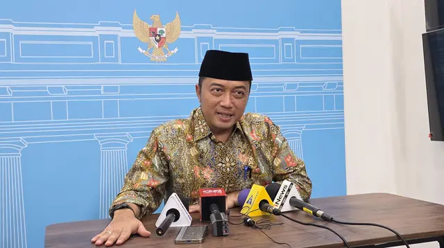Menteri Sekretaris Negara Prasetyo Hadi di Kompleks Istana Kepresidenan Jakarta, Jumat (11/7/2025) (Liputan6.com/Lizsa Egeham)