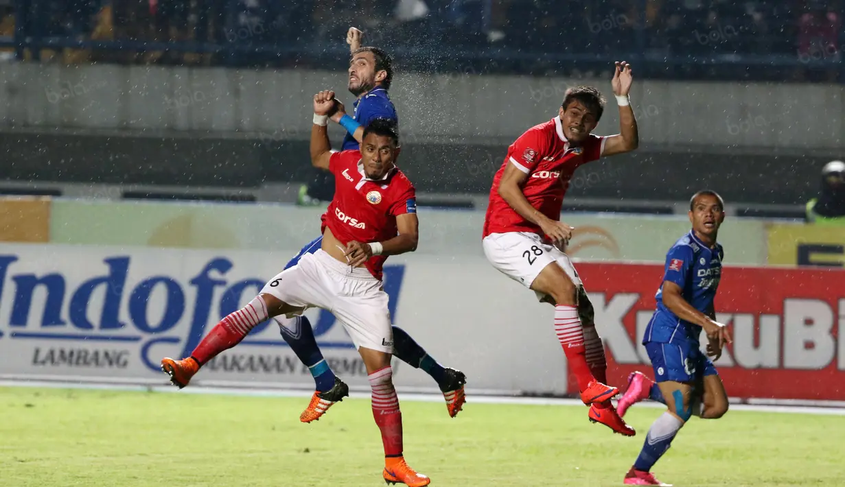 Gekaran tanpa bola pemain Persib dan Persija pada laga Torabika SC 2016 di Stadion GBLA, Bandung, Sabtu (16/7/2016). (Bola.com/Nicklas Hanoatubun)