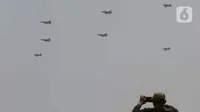 Pesawat KT-1 Wong Bee yang tergabung dalam Jupiter Aerobatic Team (JAT) TNI AU menampilkan atraksi aerobatik saat peringatan Hari Ulang Tahun (HUT) ke-79 Tentara Nasional Indonesia (TNI) di Lapangan Silang Monumen Nasional (Monas), Gambir, Jakarta, Sabtu (5/10/2024). (Liputan6.com/Herman Zakharia)