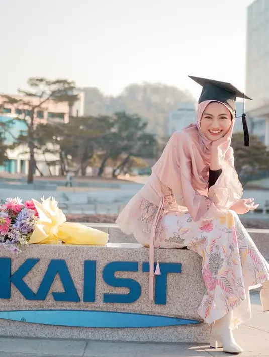 Di hari wisudanya ia tampil mengenakan kebaya serba pink. Menariknya, kebaya lace soft pink ini hasil kolaborasi dengan desainer Wiranti Kurnia. Kebaya tersebut memiliki pattern bunga mugunghwa dari Korea dan bunga melati khas Indonesia. [@xavieraaputri]