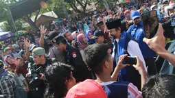 Ketua Umum Partai Nasdem, Surya Paloh tiba menghadiri Kampanye Rapat Umum di Gorontalo, Minggu (24/3). Kampanye terbuka perdana  Partai Nasdem ini diikuti oleh ribuan kader dan simpatisan partai Nasdem Provinsi Gorontalo. (Liputan6.com/Arfandi Ibrahim)