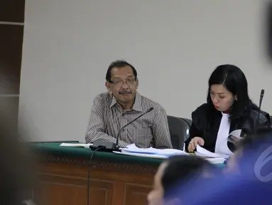 Terdakwa kasus suap Bupati Bangkalan Fuad Amin, Direktur PT Media Karya Sentosa Antonio Bambang Djatmiko (kiri) jalani sidang di pengadilan Tipikor Jakarta, Senin (16/3). Sejumlah saksi dihadirkan pada sidang lanjutan tersebut. (Liputan6.com/Helmi Afandi)