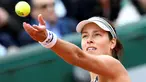 Petenis asal Serbia, Ana Ivanovic melakukan servis saat bertemu petenis asal Perancis Oceane Dodin di putaran pertama wanita di Roland Garros 2016 Perancis Tennis Open di Paris pada 24 Mei 2016. (AFP PHOTO / MIGUEL MEDINA)