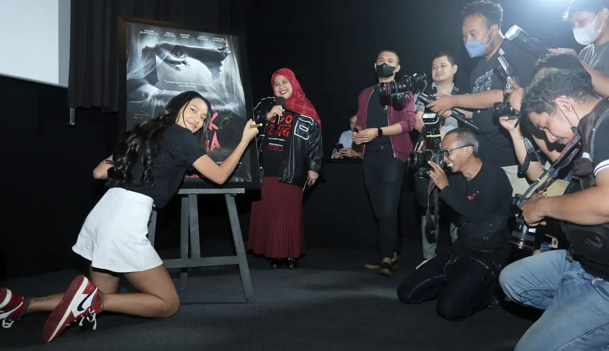 Seperti judulnya,Sosok Ketiga menceritakan kejadian mistis yang terjadi dalam sebuah rumah tangga. Selain Celine Evangelista, film ini juga dibintangi Erika Carlina, Samuel Rizal, Dewi Irawan, Roweina Umboh, Dony Alamsyah dan Nunu Datau. [Foto; Bambang E Ros/Fimela.com]
