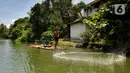 Warga menebar jala dari atas rakit di Setu Tujuh Muara, Pamulang, Tangerang Selatan, Banten, Kamis (3/3/20222). Libur Hari Raya Nyepi dimanfaatkan warga mengunjungi Setu Tujuh Muara yang mulai satu tahun terakhir dikembangkan warga setempat. (merdeka.com/Arie Basuki)