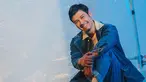 Menjadi seorang artis tentu selalu menarik perhatian dengan penampilannya. Tak kecuali dengan Chicco Jerikho. Pria 38 tahun ini memiliki pesona tersendiri untuk memikat hati para penggemarnya. Ia memiliki lesung pipi yang membuat wajahnya ketika tersenyum terlihat begitu menawan. (Liputan6.com/IG/@chicco.jerikho)