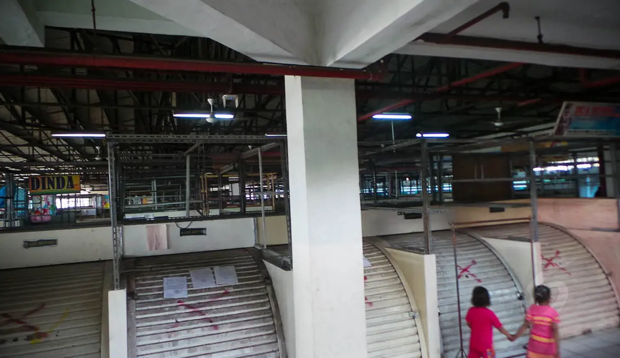 Kesan kumuh langsung terasa saat memasuki pasar Blok G, Jakarta, Selasa (26/8/14). (Liputan6.com/Faizal Fanani)