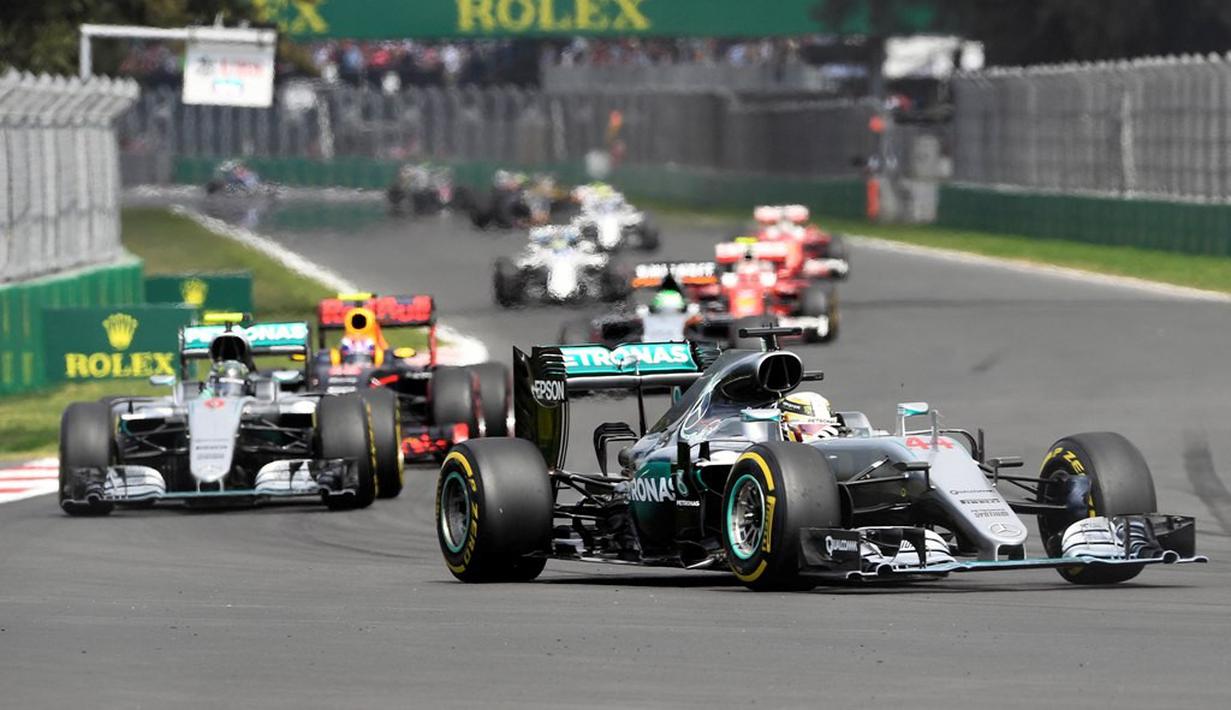 Pebalap Mercedes, Lewis Hamilton, memimpin sejak start balapan F1 GP Meksiko di Sirkuit Autodromo Hermanos Rodriguez, Senin (31/10/2016) dini hari WIB. (AFP/Alfredo Estrella)