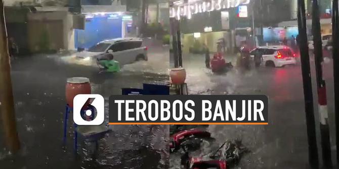 VIDEO: Viral Mobil Nekat Terobos Banjir Sampai Dihadang Warga