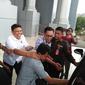 Kabid Pemberdayaan Desa Provinsi Sulbar digiring masuk ke mobil tahanan oleh penyidik Kejati Sulsel (Liputan6.com/ Eka Hakim)