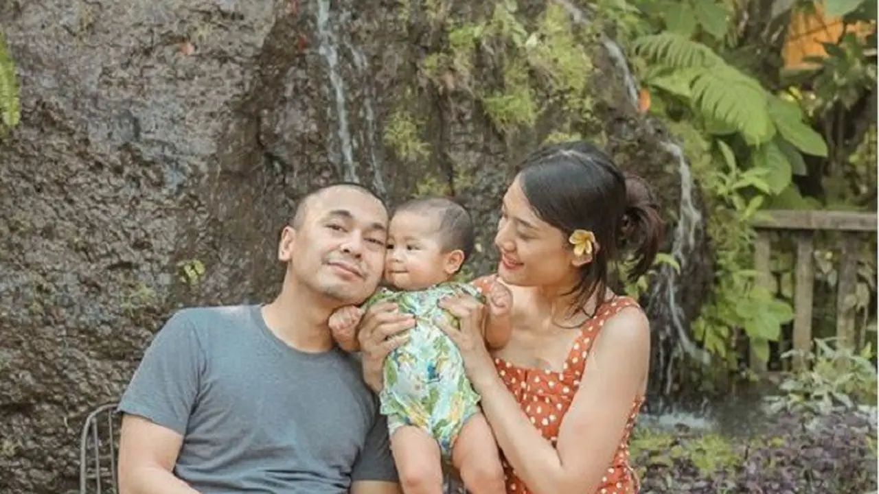 Raditya Dika bersama sang istri, Anissa Aziza dan putri mereka (Foto: Instagram/@anissaaziza)