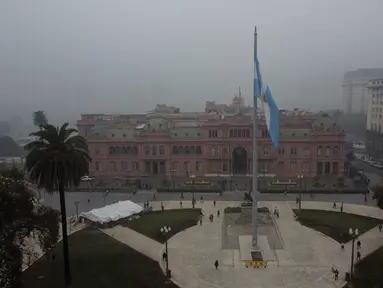 Pemandangan udara yang memperlihatkan Istana Kepresidenan Casa Roada di Buenos Aires terlihat melalui lapisan asap dan kabut tebal, pada 24 April 2023.