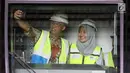 Gubernur DKI Jakarta Anies Baswedan berswafoto di dalam kereta MRT di Depo Lebak Bulus, Jakarta, Kamis (12/4). Anies menyebut sudah ada 35 dari 65 masinis yang akan mengoperasikan kereta MRT tersebut. (Liputan6.com/Arya Manggala)