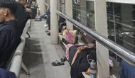 Senasib Sepenanggungan di Stasiun Cikarang