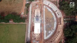 Suasana dari udara pengerjaan proyek revitalisasi Lapangan Banteng di Jakarta, Jumat (5/1). Tiga segmen tersebut terdiri dari pagar pembatas, penataan lapangan, kemudian penataan taman dan Monumen Pembebasan Irian Barat. (Liputan6.com/Arya Manggala)