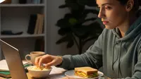 Orang yang Suka Ngemil saat Bekerja (AI Generated)