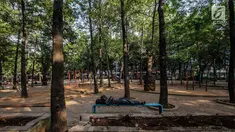Seorang pria beristirahat di Taman Puring, Jakarta, Jumat (28/9). Pemprov DKI Jakarta akan melakukan revitalisasi Taman Puring yang mulai tak terawat pada tahun ini. (Liputan6.com/Faizal Fanani)