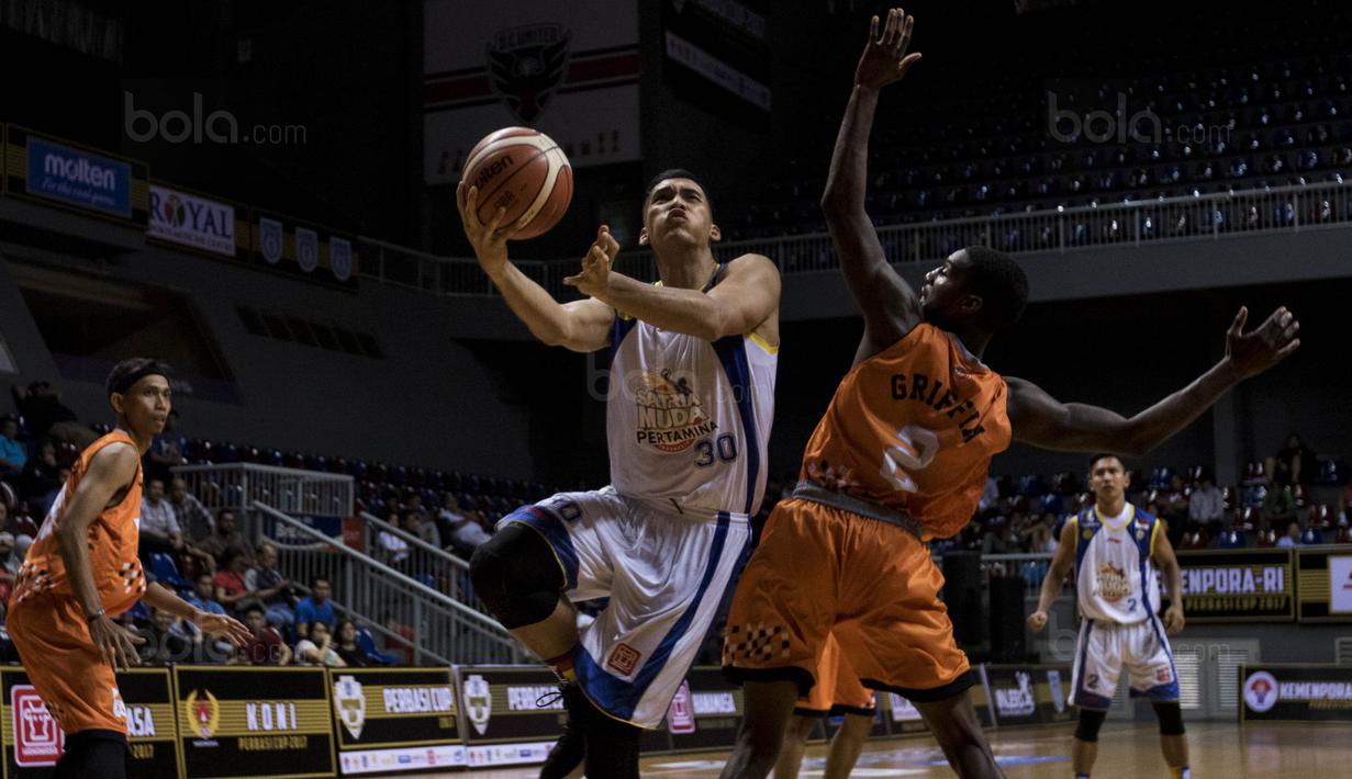 Pebasket Satria Muda, Kevin Sitorus, berusaha melakukan lay up saat melawan NSH pada laga Perbasi Cup 2017 di Britama Arena, Jakarta, Rabu (8/11/2017). Satria Muda menang 83-67 atas NSH. (Bola.com/Vitalis Yogi Trisna)