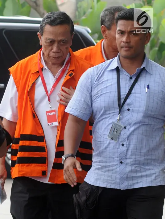 Anggota Komisi IX DPR Amin Santono tiba di gedung KPK, Jakarta, Senin (14/5). Amin diperiksa sebagai tersangka terkait suap penerimaan hadiah atau janji mengenai usulan dana perimbangan keuangan daerah pada RAPBN Perubahan 2018. (Merdeka.com/Dwi Narwoko)