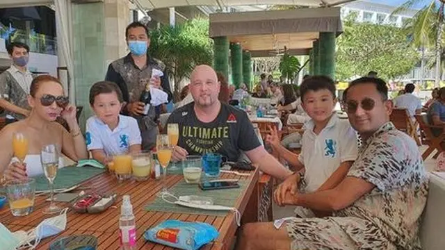 6 Potret Kenangan Kiki Fatmala dan Keluarganya, Suami Bule dan Anak Kembar