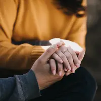 Berpegangan tangan./Copyright&nbsp;shutterstock.com/g/Den+Gans