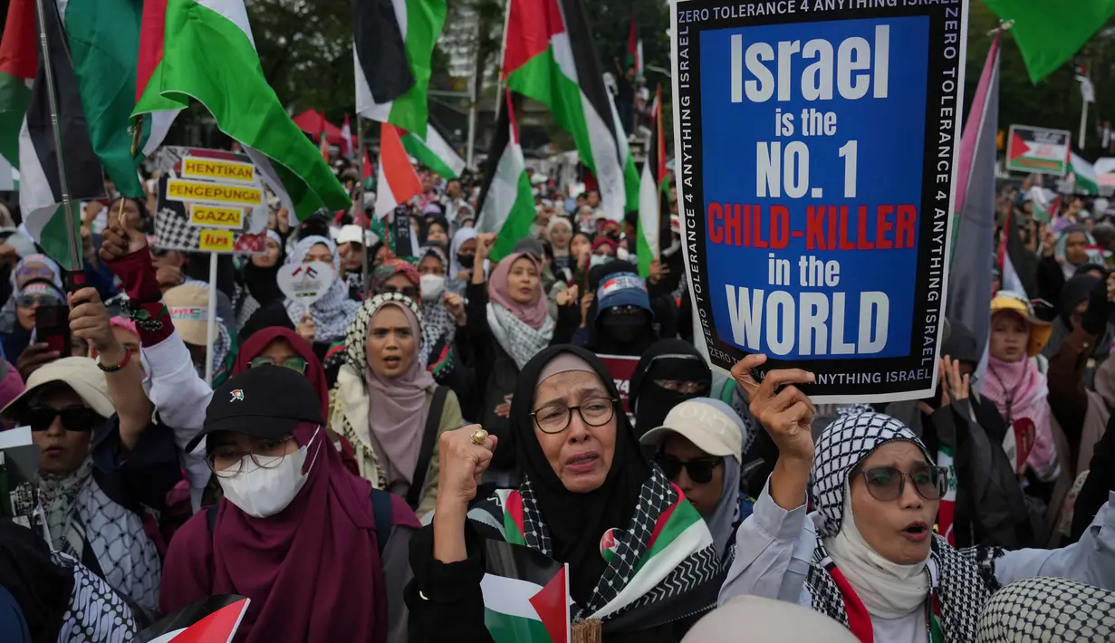 Ratusan orang memadati jalan di depan Kedutaan Besar Amerika Serikat di Jakarta untuk bersama-sama memperingati dua tahun perang di Gaza sekaligus menyuarakan kebebasan Palestina, Selasa 7 Oktober 2025. (AP Photo/Achmad Ibrahim)