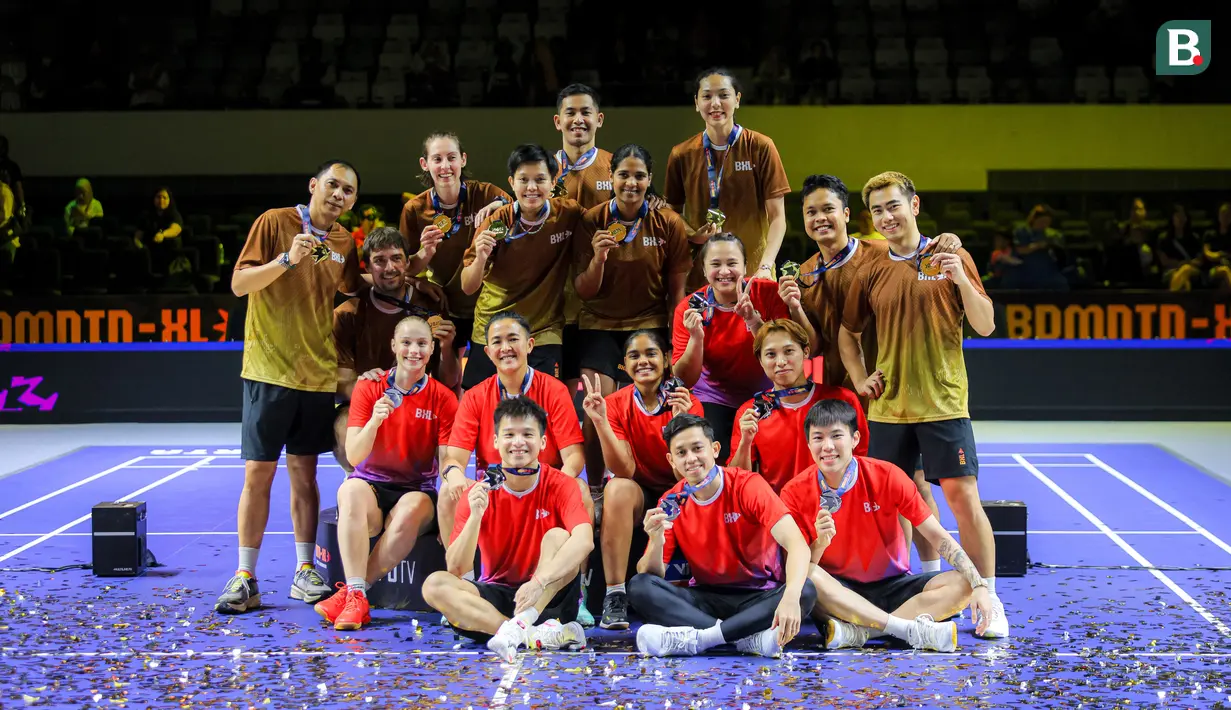 Tim Hurricanes (atas) dan tim Rockets berfoto bersama setelah laga final Badminton XL 2025 di Istora Senayan, Jakarta, Minggu (05/10/2025). (Bola.com/Bagaskara Lazuardi)