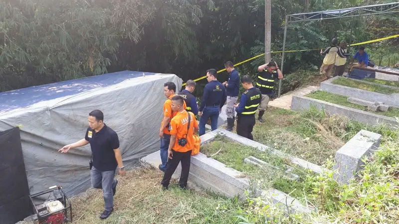 Tim Forensik Polda Jabar dan Inafis Polresta Bogor Kota membongkar makam, Hilarius Christian Event Raharjo