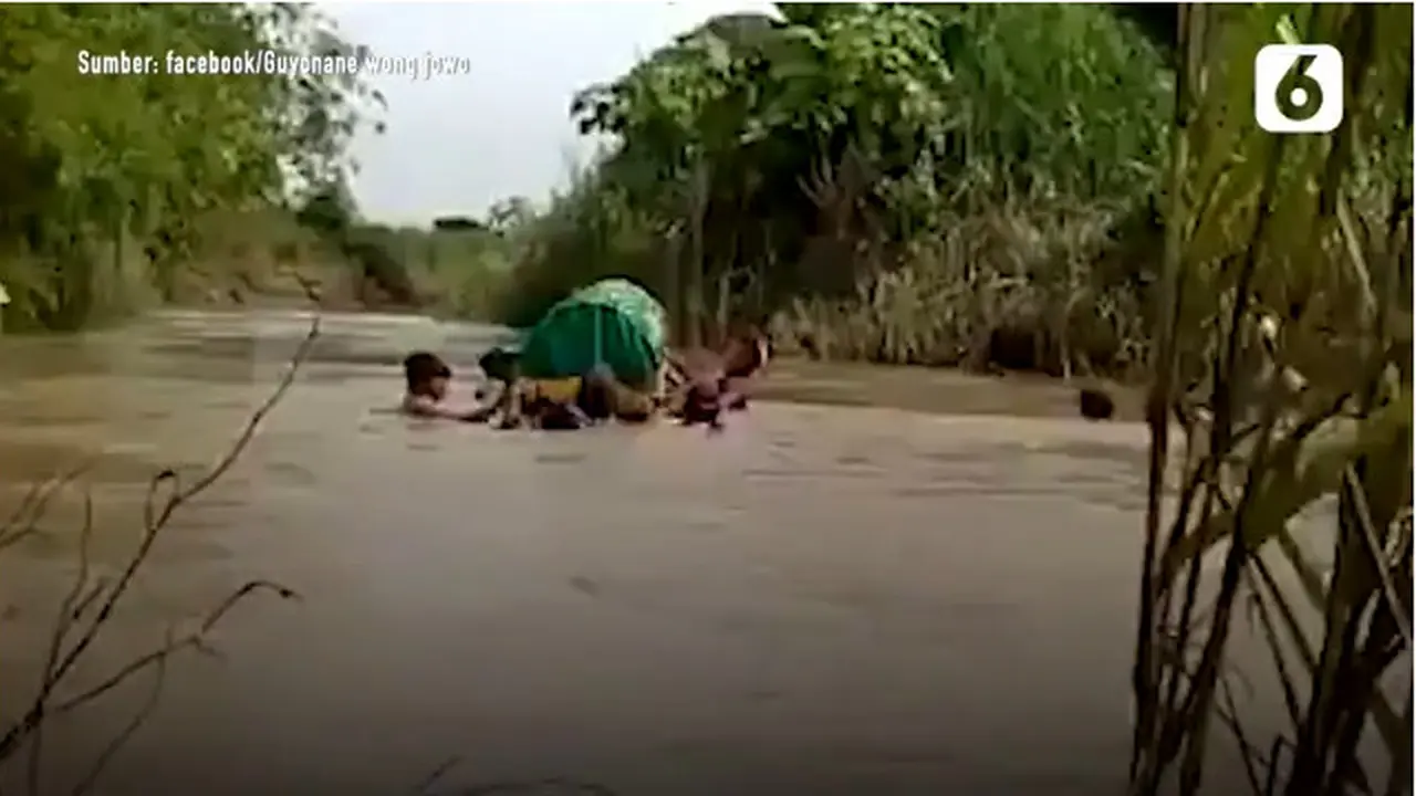 Viral Keranda Jenazah Dihanyutkan Lewat Sungai Menuju Pemakaman, Ini 6 Faktanya