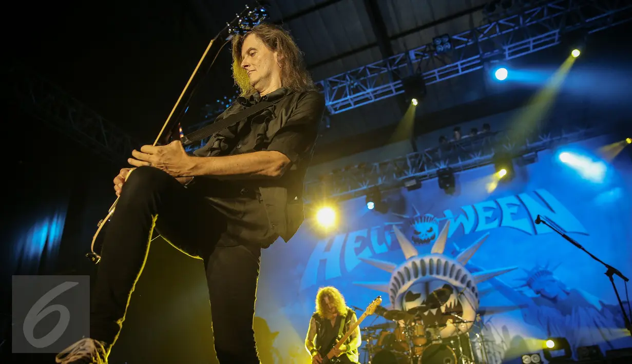 Aksi gitaris band power metal Helloween di panggung Hall Basket Senayan, Jakarta Pusat, Kamis (22/10/2015). Penampilan Helloween di Jakarta merupakan bagian dari tur Helloween My God-Given Right Tour 2015. (Liputan6.com/Faizal Fanani)