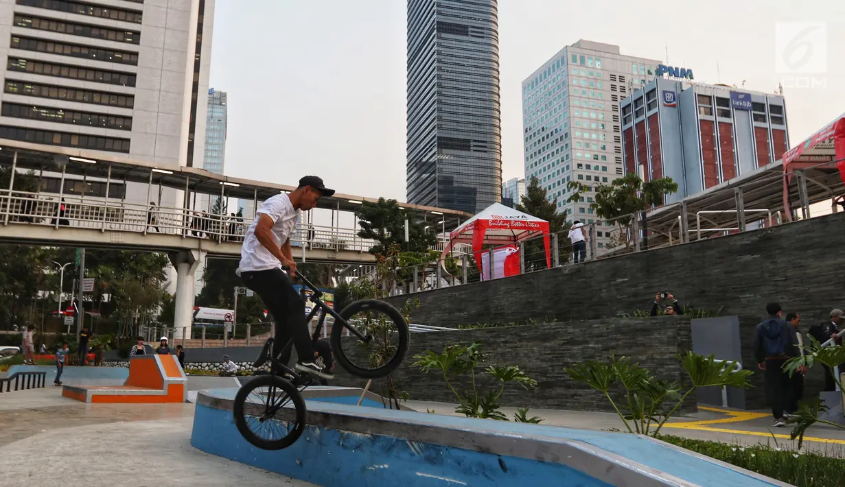 Warga bermain sepeda di Taman Spot Budaya, Dukuh Atas, Jakarta, Selasa (20/08/2019). Taman Spot Budaya Dukuh Atas ini merupakan salah satu program Pemprov DKI menyediakan ruang terbuka hijau ketiga untuk memberikan ruang interaksi kepada masyarakat. (Liputan6.com/Johan Tallo)