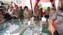 Kapolri Jenderal Tito Karnavian bersama Menteri Kesehatan RI, Nila Moeloek melihat maket saat meninjau gedung baru di Rumah Sakit Bhayangkara (RS Polri) Kramat Jati, Jakarta, Kamis (28/12). (Liputan6.com/Faizal Fanani)