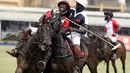 Pemain polo Lagos Sao (kanan) memelik pemain Lagos STL untuk merayakan kemenangan timnya dalam turnamen polo Lagos, Nigeria. (14/2/2016). (AFP/Pius Utomi Ekpei)