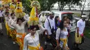 Umat Hindu membawa sesajen saat melaksanakan ritual Melasti di Kawasan Pantai Marina, Semarang, Jawa Tengah, Minggu (11/3). Ritual dilakukan ini untuk menyambut Hari Raya Nyepi. (Liputan6.com/Gholib)